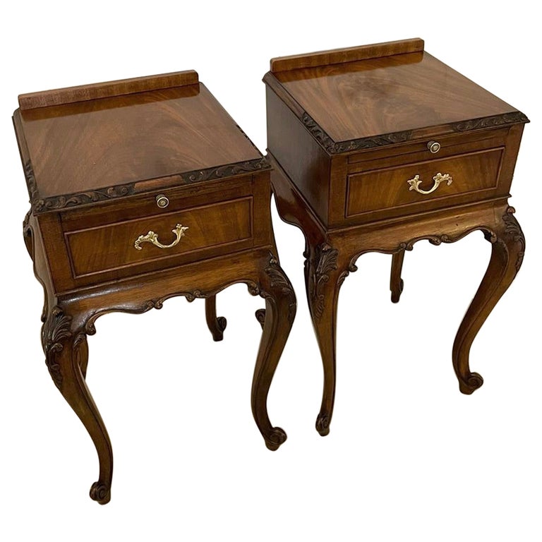 Pair of Antique Quality Figured Mahogany Bedside Tables For Sale at 1stDibs