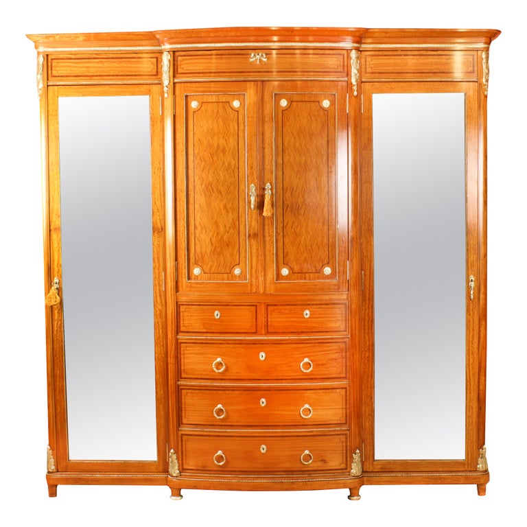 Armoire française ancienne en bois de satin et ornementation de bronze