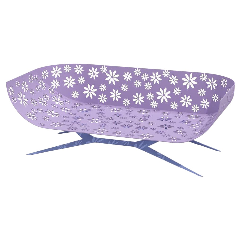 Modernes lavendelfarbenes & blaues Zweisitzer-Sofa für den Außenbereich Geschwungene Rückenlehne mit ausgeschnittenen Blumen