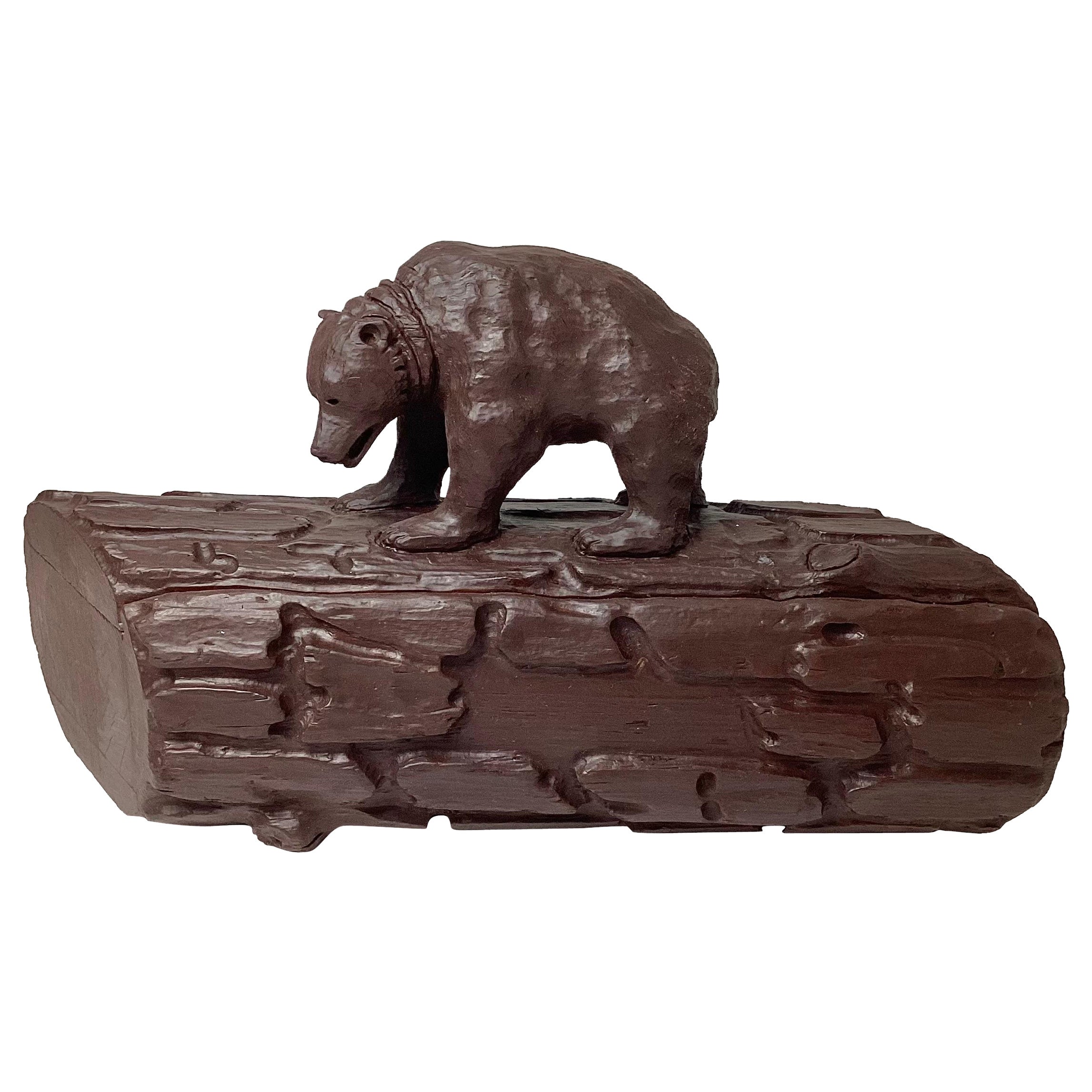 Boîte en bois de Californie sculptée à la main couleur chocolat avec ours éblouissant sur le dessus