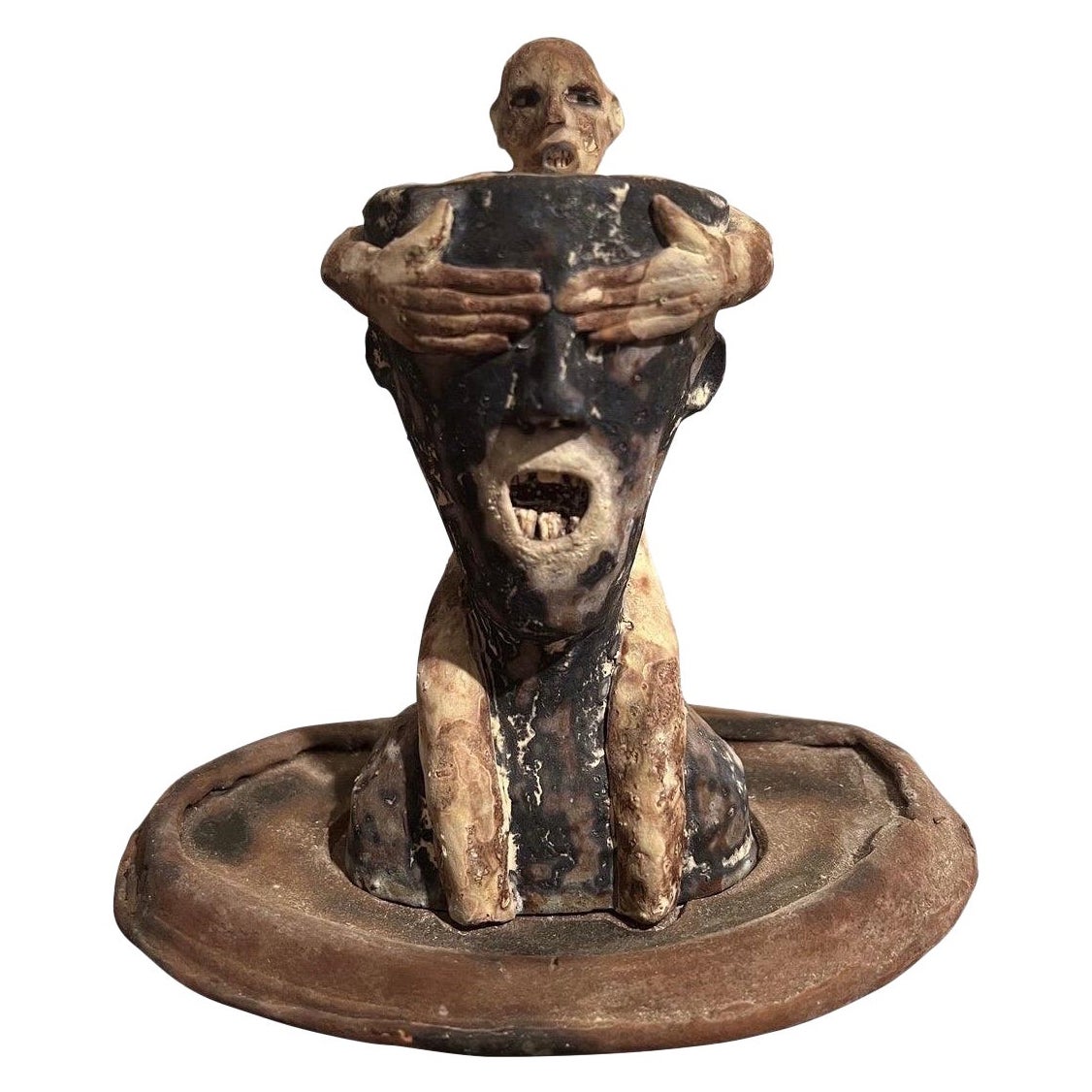 1998 Wesley Anderegg Set di tazze e piattini in terracotta figurati cotti al raku