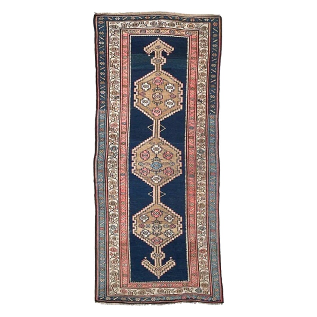 Tapis de couloir kurde en poils de chameau avec perçage bleu marine, roses, saumon, vers 1930