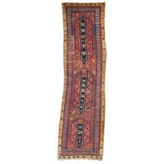 Charmant tapis de couloir tribal nomade ancien en poils de chameau, denim et rouille, vers les années 1940