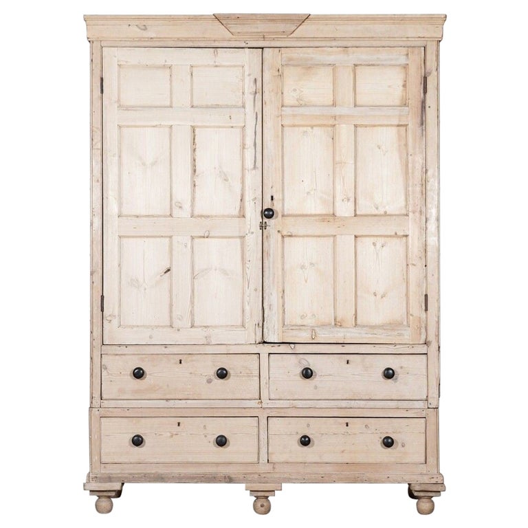 Monumentale armoire de ménagère en pin anglais du 19ème siècle En vente