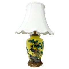 Lampe anglaise ancienne en porcelaine émaillée jaune et bronze doré, années 1900-1910.