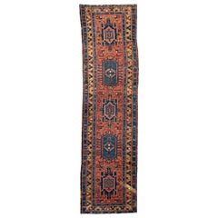 Antique Northwest Runner in Deep Salmon-Terracotta Field with Camel Border (Chemin de table antique du nord-ouest en terre cuite saumonée profonde avec bordure camel)