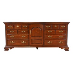 Thomasville Georgian Dresser ou crédence en bois de cerisier massif