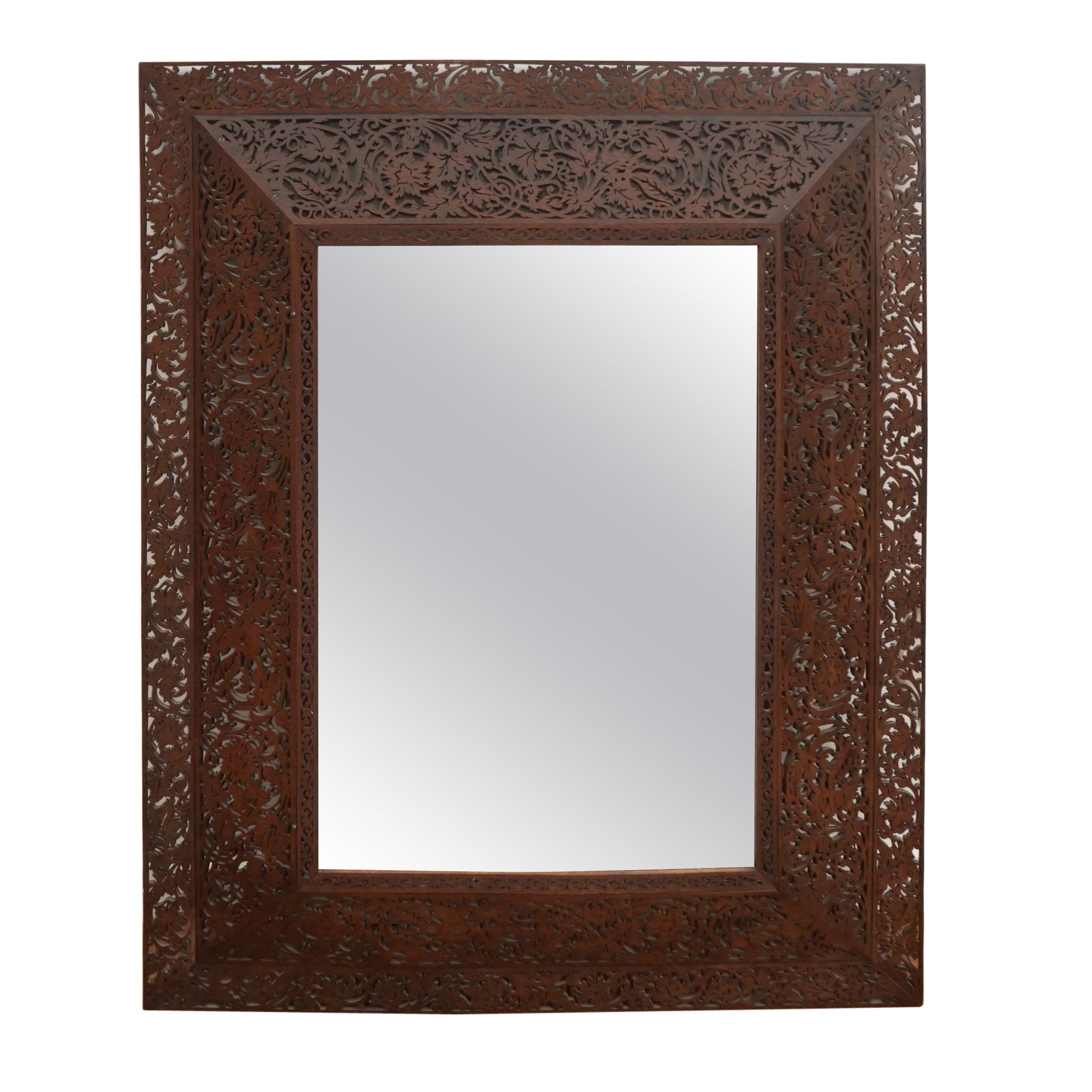 Miroir français à cadre en bois sculpté et orné