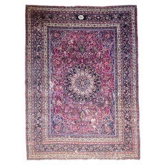 Tapis Classic antique dans les tons Jewell avec signature, circa 1940's