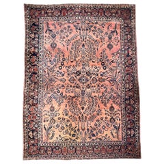 Tapis Sarouk ancien à motifs botaniques avec corail, indigo et bleu paon