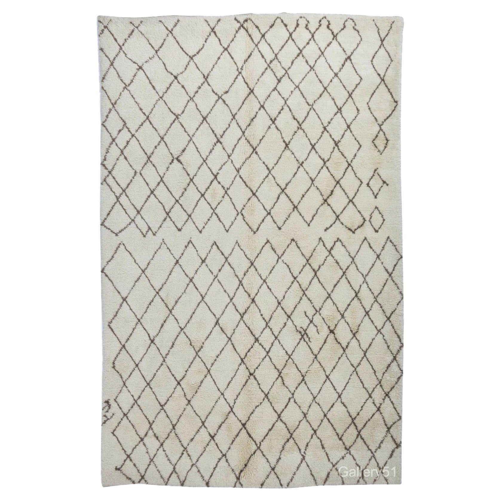 Tapis marocain moderne en laine Beni Ourain avec motif de diamant, options personnalisées Availa. en vente
