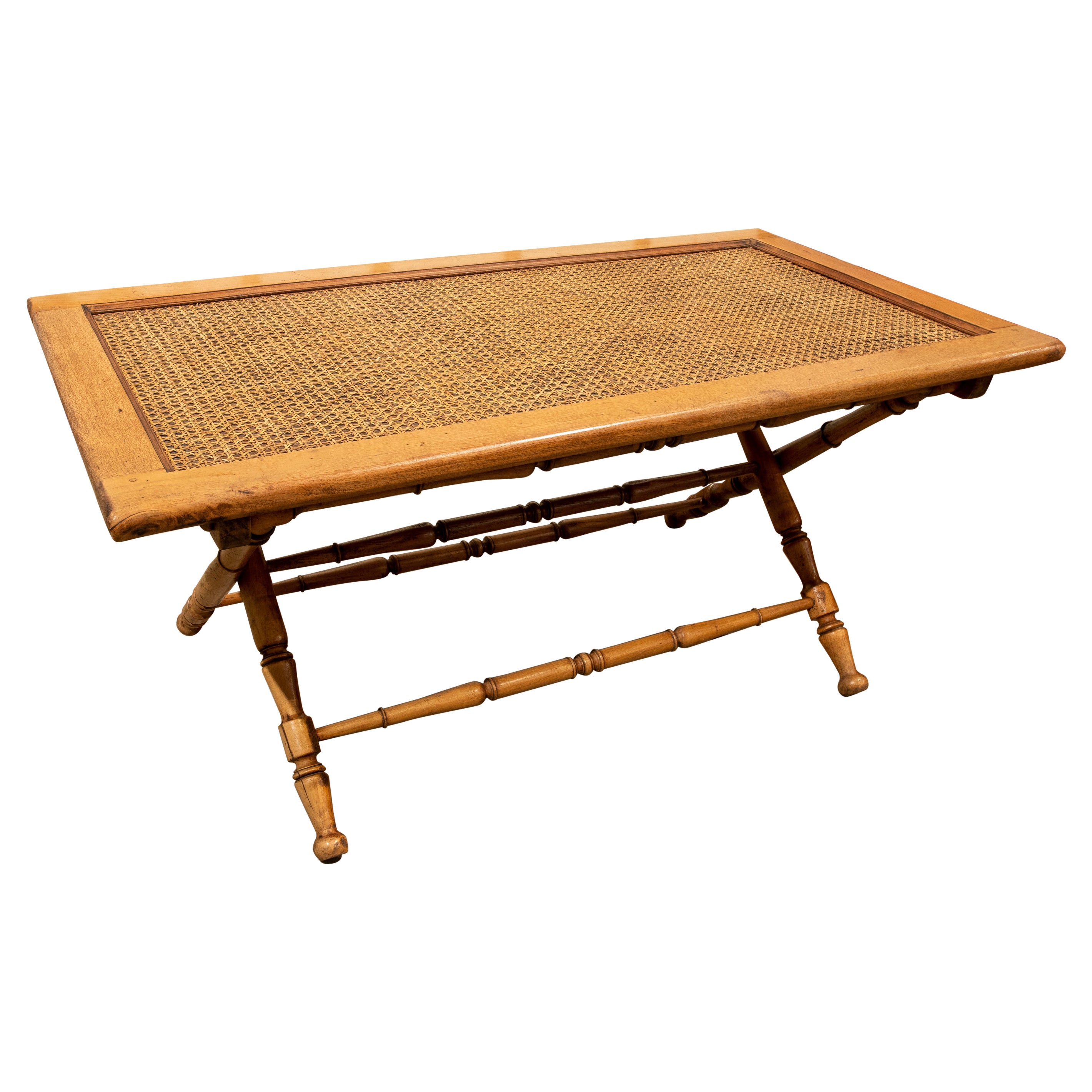 Table basse en bambou imitation bois des années 1970 avec table pliante en raphia  en vente