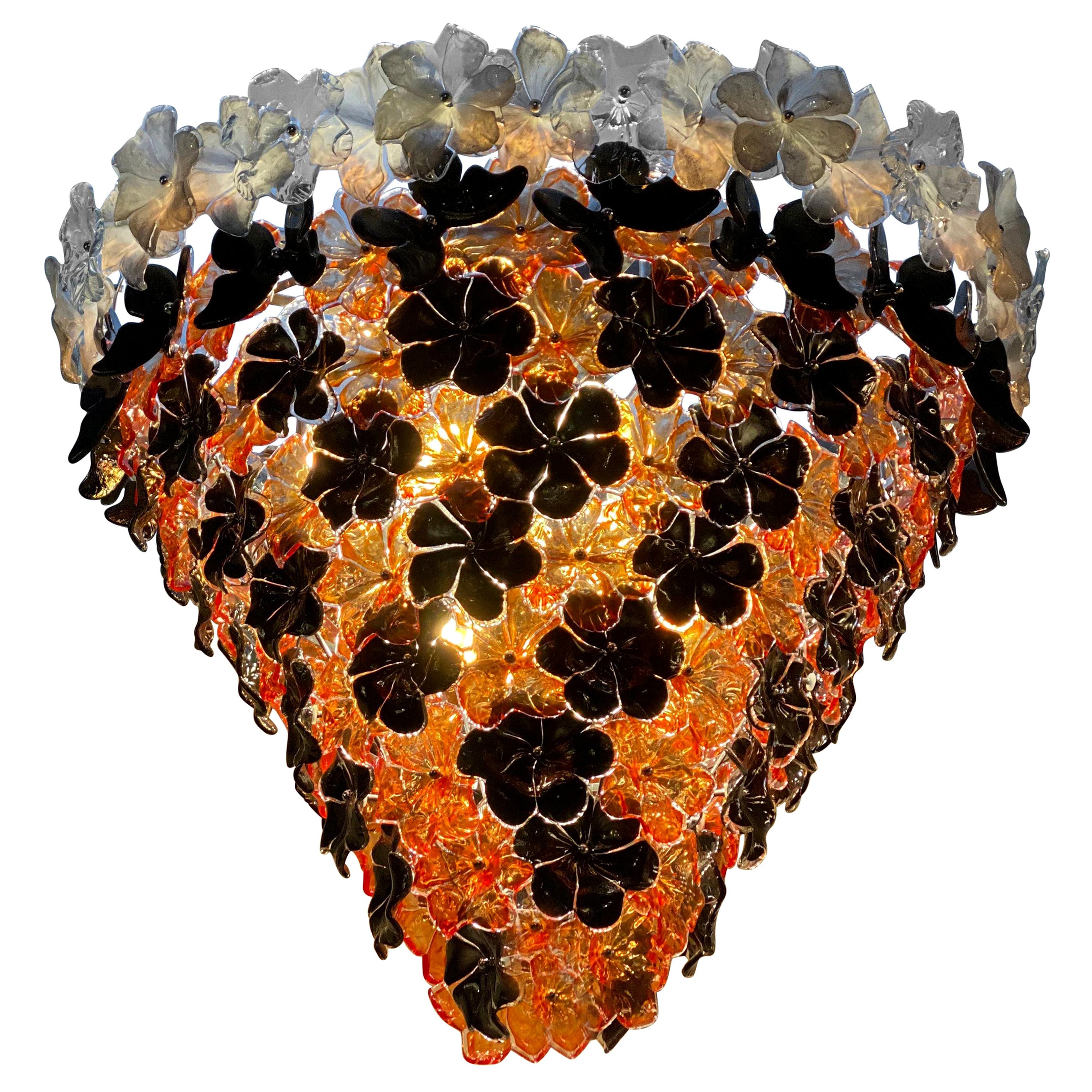 Araña contemporánea de cristal de Murano con flores negras y naranjas