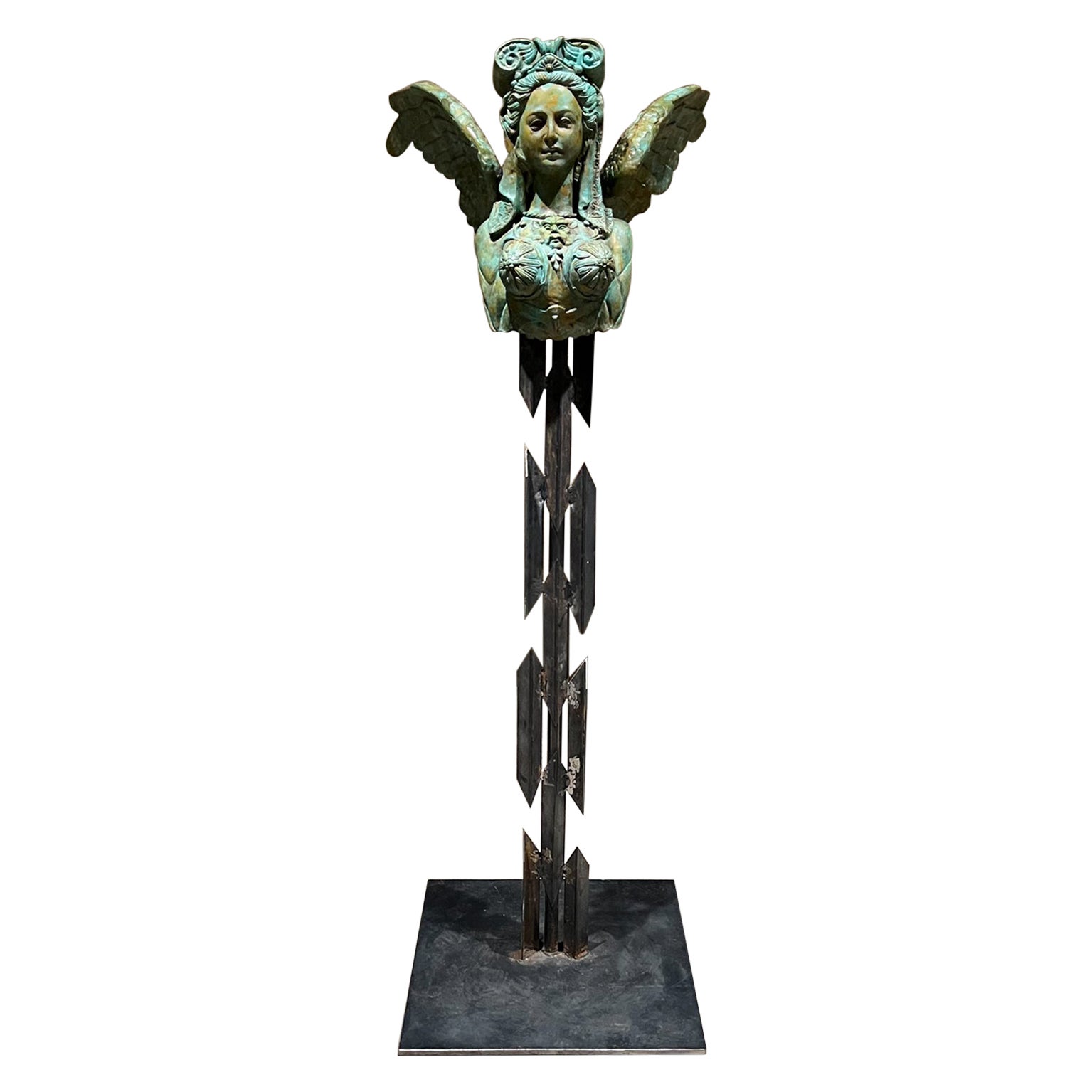 Sculpture grecque saisissante de sphinx en vert-de-gris représentant une femme, en bronze et acier forgé en vente