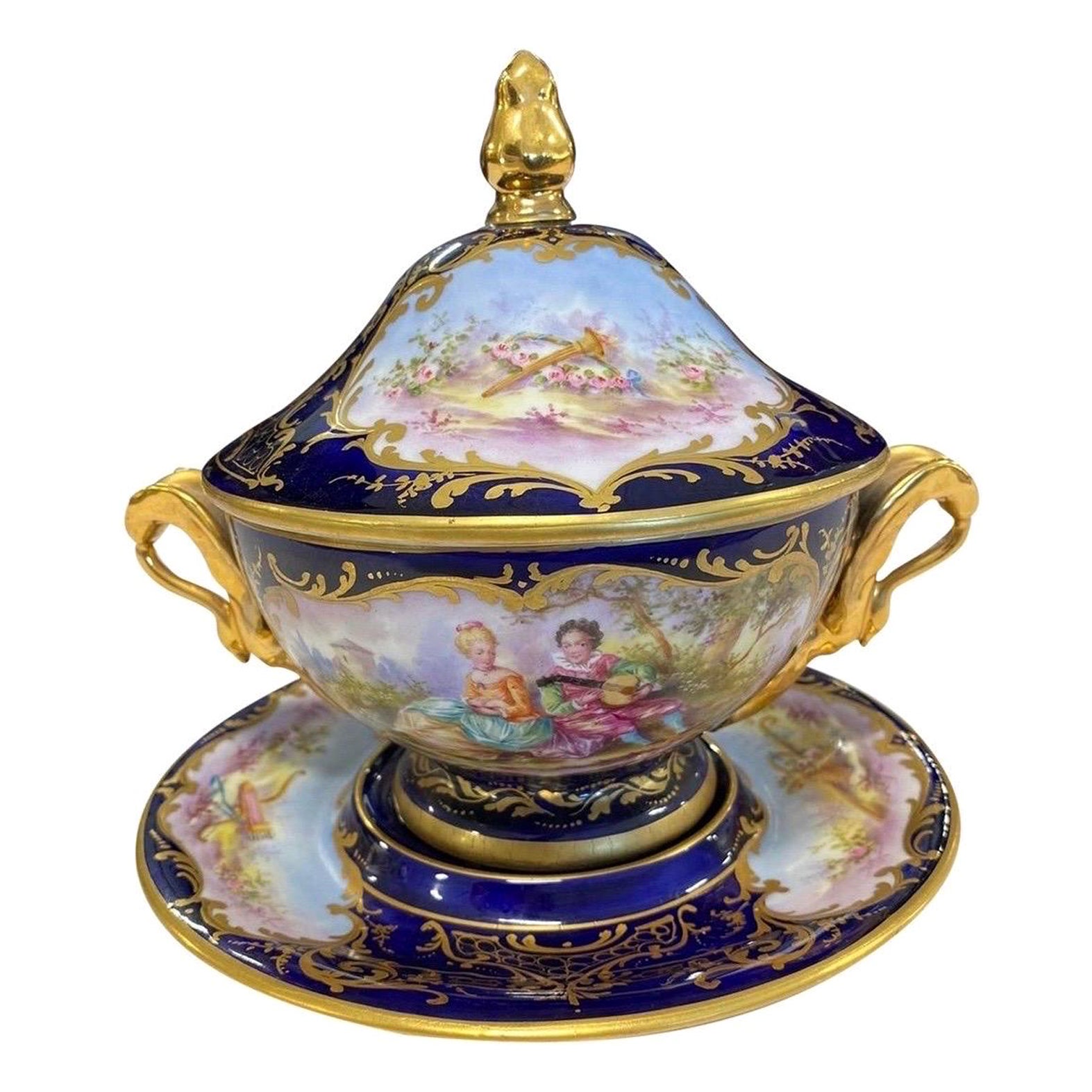 Plat à cour à couvercle en porcelaine de cobalt de style Sèvres du 19e siècle en vente