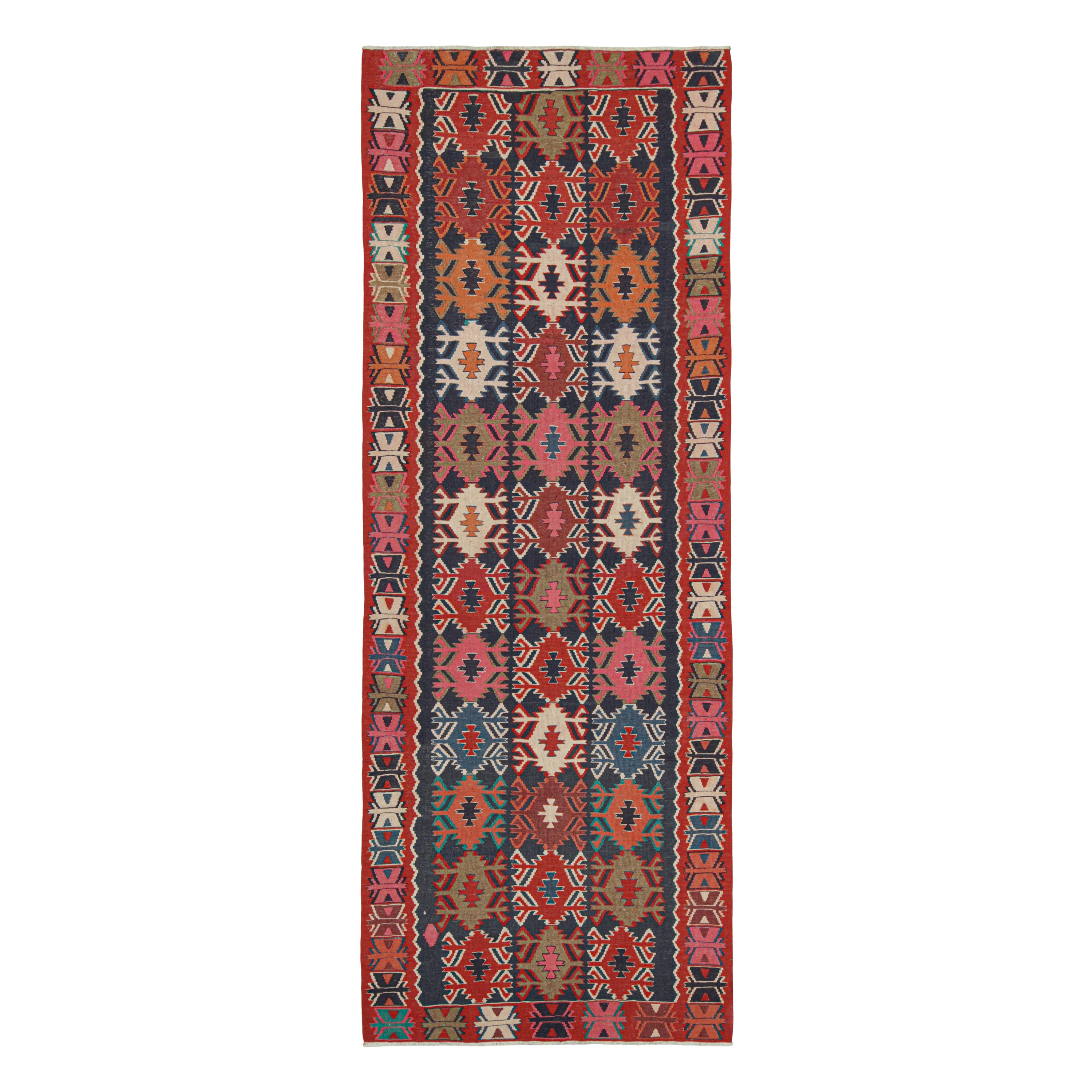 Nordwestlicher persischer Kelim mit farbenfrohen geometrischen Mustern von Teppich & Kilim