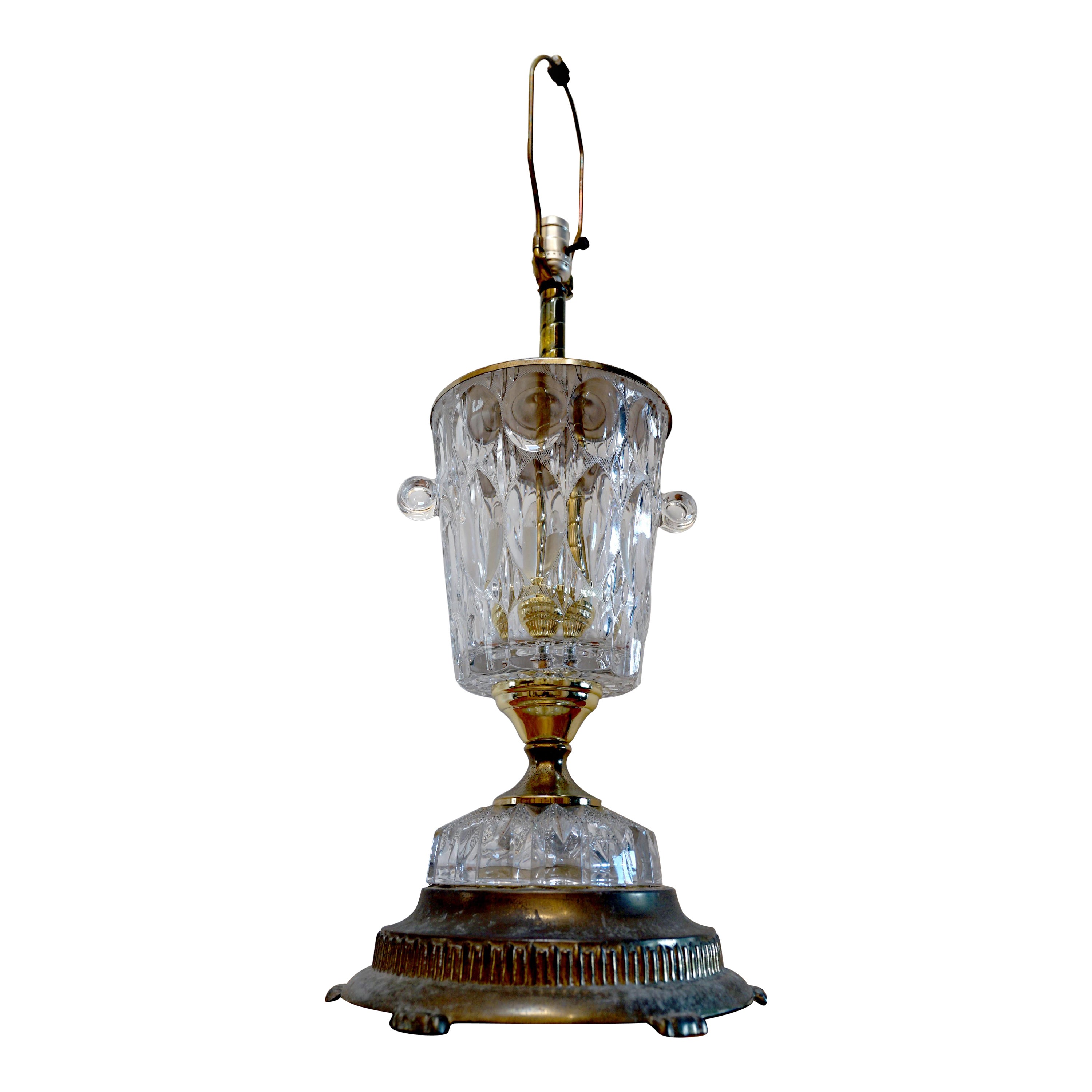 Lampe de table des années 1940 en cristal taillé à empreinte de pouce, montée sur laiton