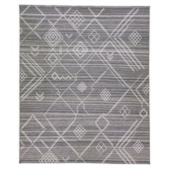 Tapis Kilim contemporain en laine grise à tissage plat avec motif côtier par Apadana
