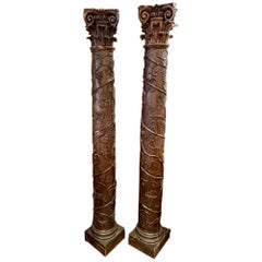 Coppia di colonne in legno di noce intagliato del XVIII secolo