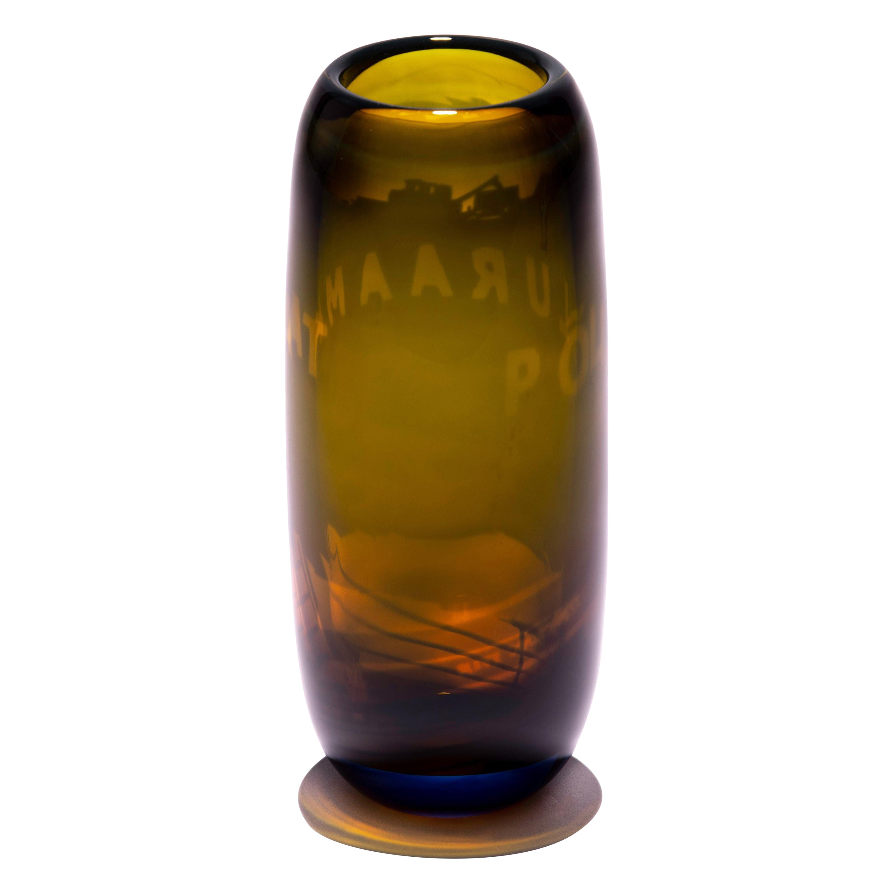 Eine einzigartige Vase aus braunem Glas mit Traubenmotiv von Tiina Sarapu im Angebot