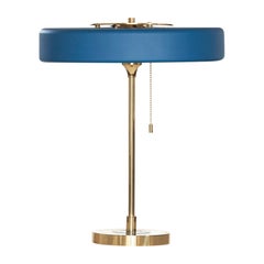 Lámpara de mesa Revolve, latón pulido, azul by Bert Frank