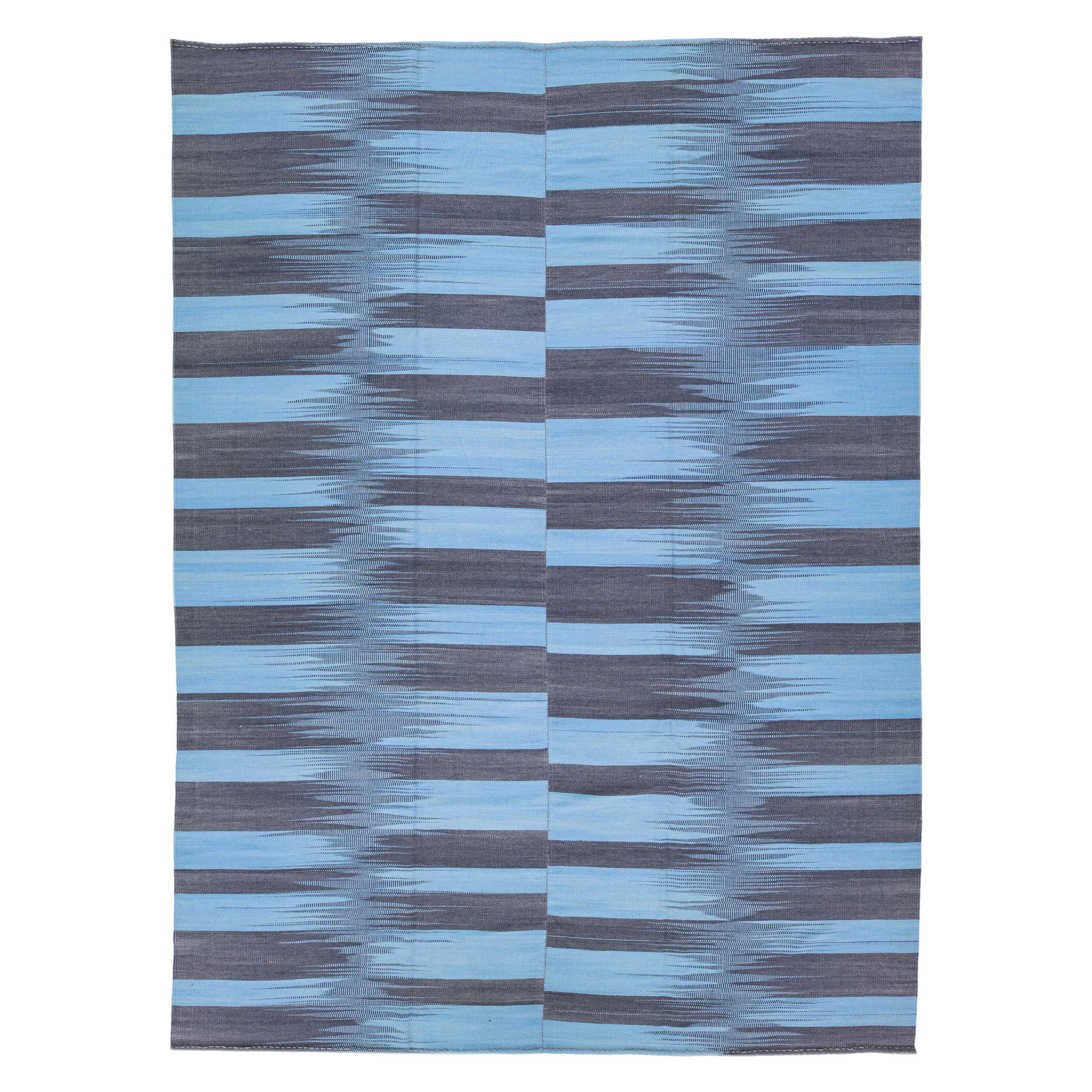 Moderner türkischer Flachgewebe-Teppich aus Kelim-Wolle mit abstraktem Motiv in Blau