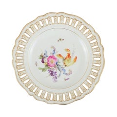 Assiette ajourée ancienne de Meissen en porcelaine peinte à la main. Fin du 19e siècle.
