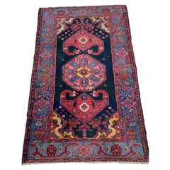 Tapis tribal ancien daté mystérieux