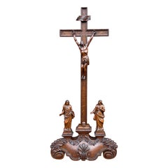 Antico crocifisso da chiesa con sculture di Gesù, Maria e Giovanni in legno di bosso del 1700