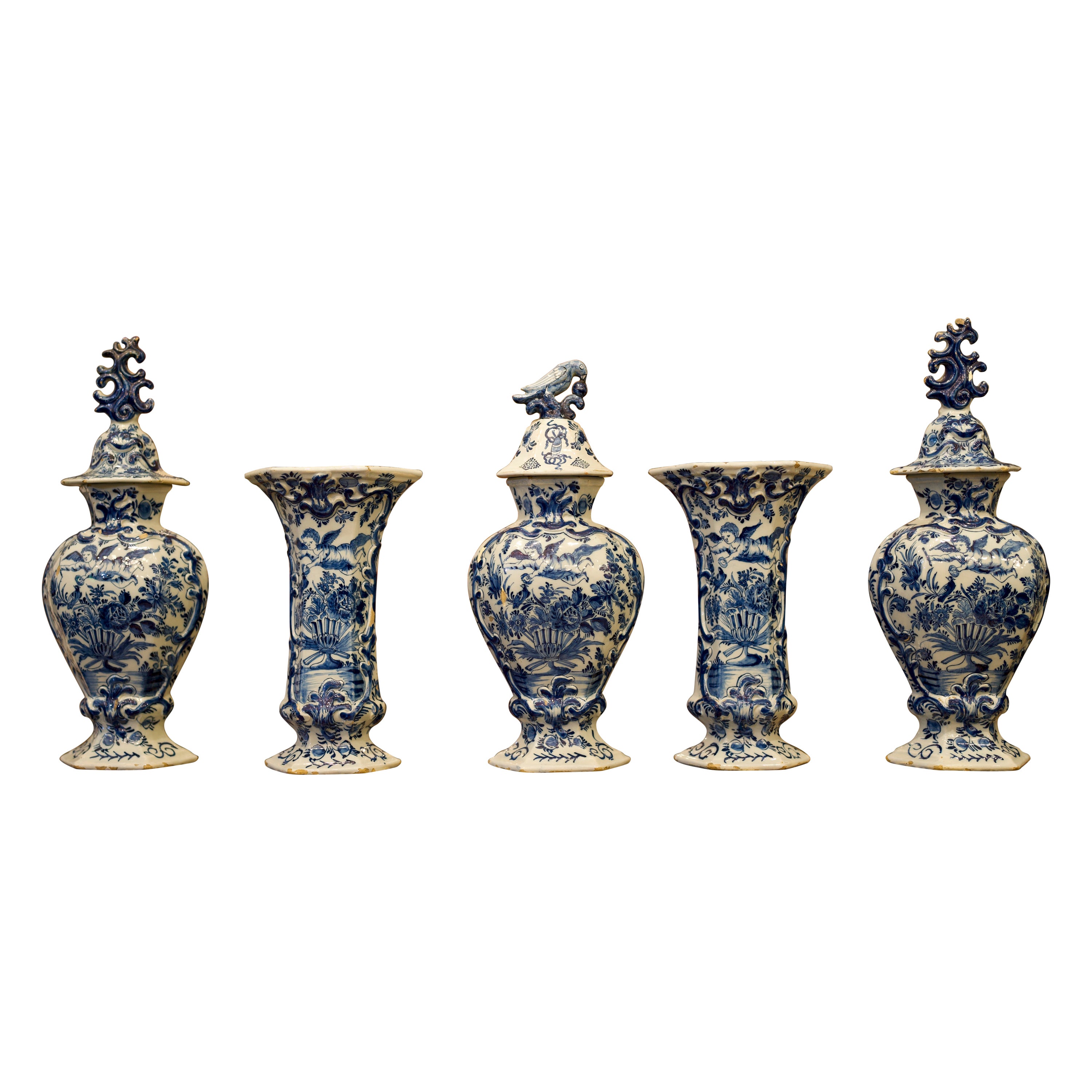 Eine Garnitur holländischer Delfter Vasen in Blau und Weiß aus der Mitte des 18.