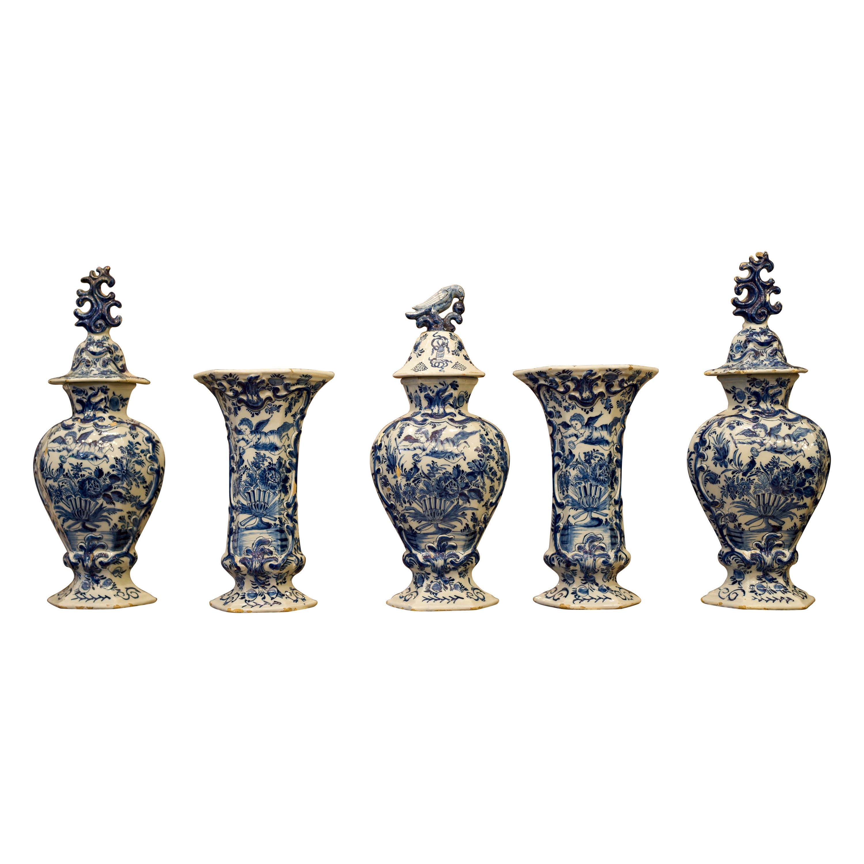 Una collezione di vasi Delft olandesi bianchi e blu della metà del XVIII secolo