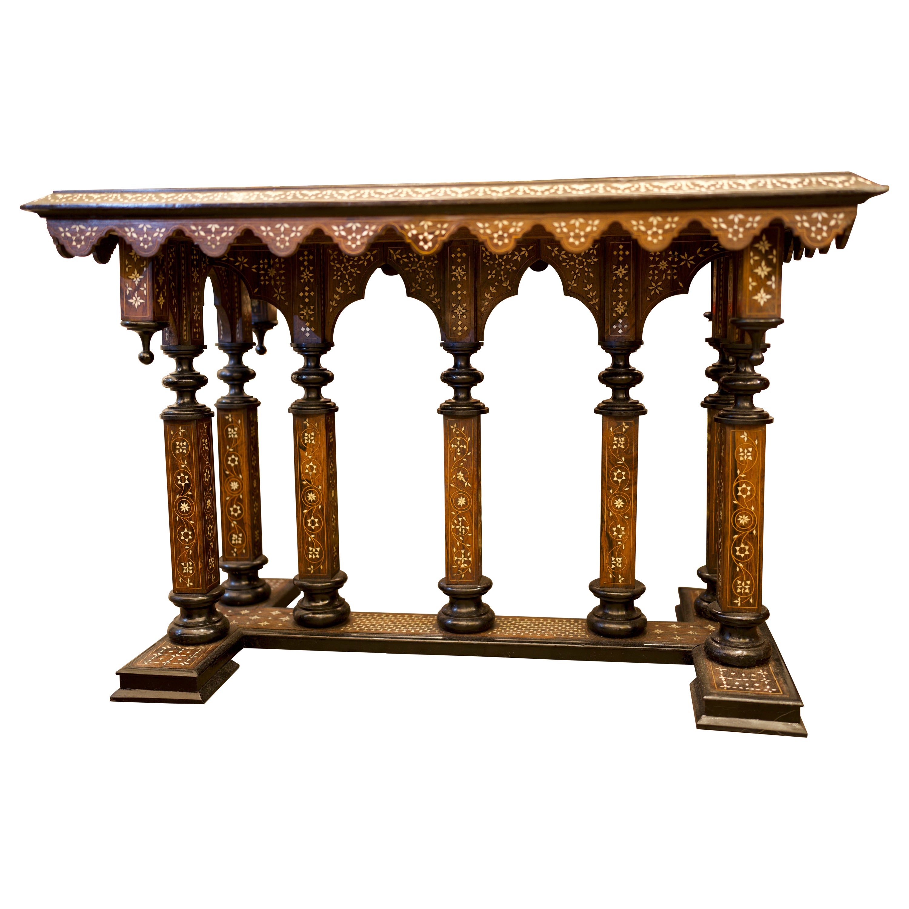 Table centrale italienne incrustée de style Renaissance du 19ème siècle