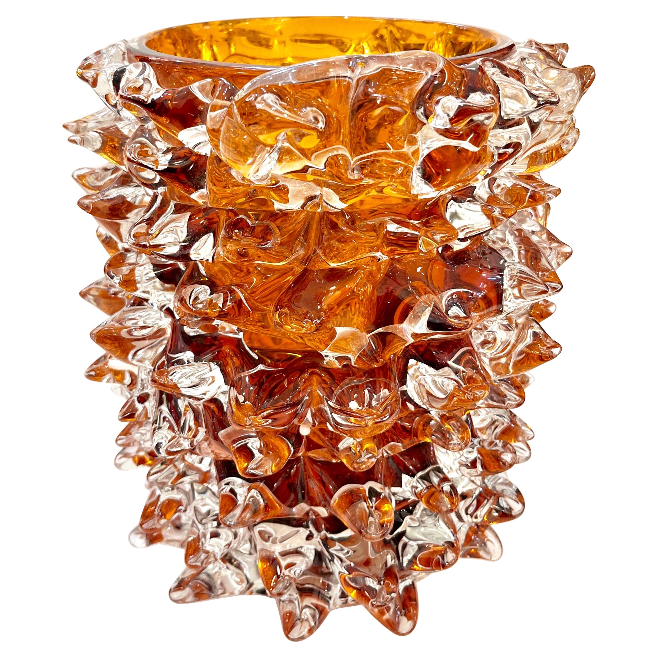 Contemporary Venetian modernist vase, signed Alberto Dona Murano, with a modern organic shape, in a sophisticated amber honey gold glowing color, sommerso in a layer of crystal clear blown Murano glass worked with the Barovier style ROSTRATO