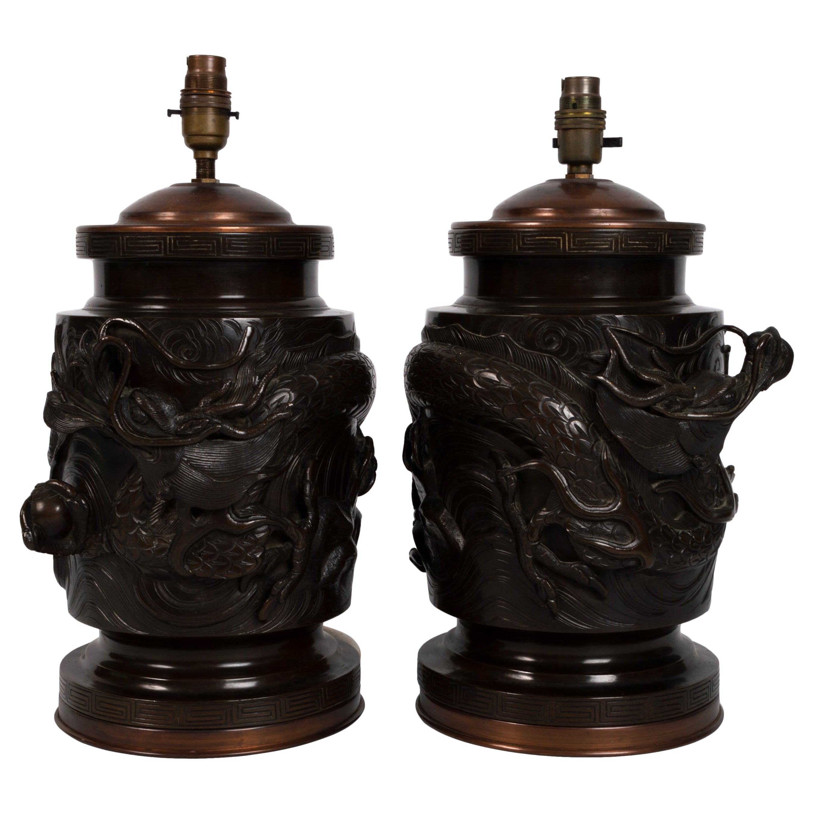 Paire de lampes de bureau anciennes à vase en bronze de la période Meiji du 19ème siècle en vente