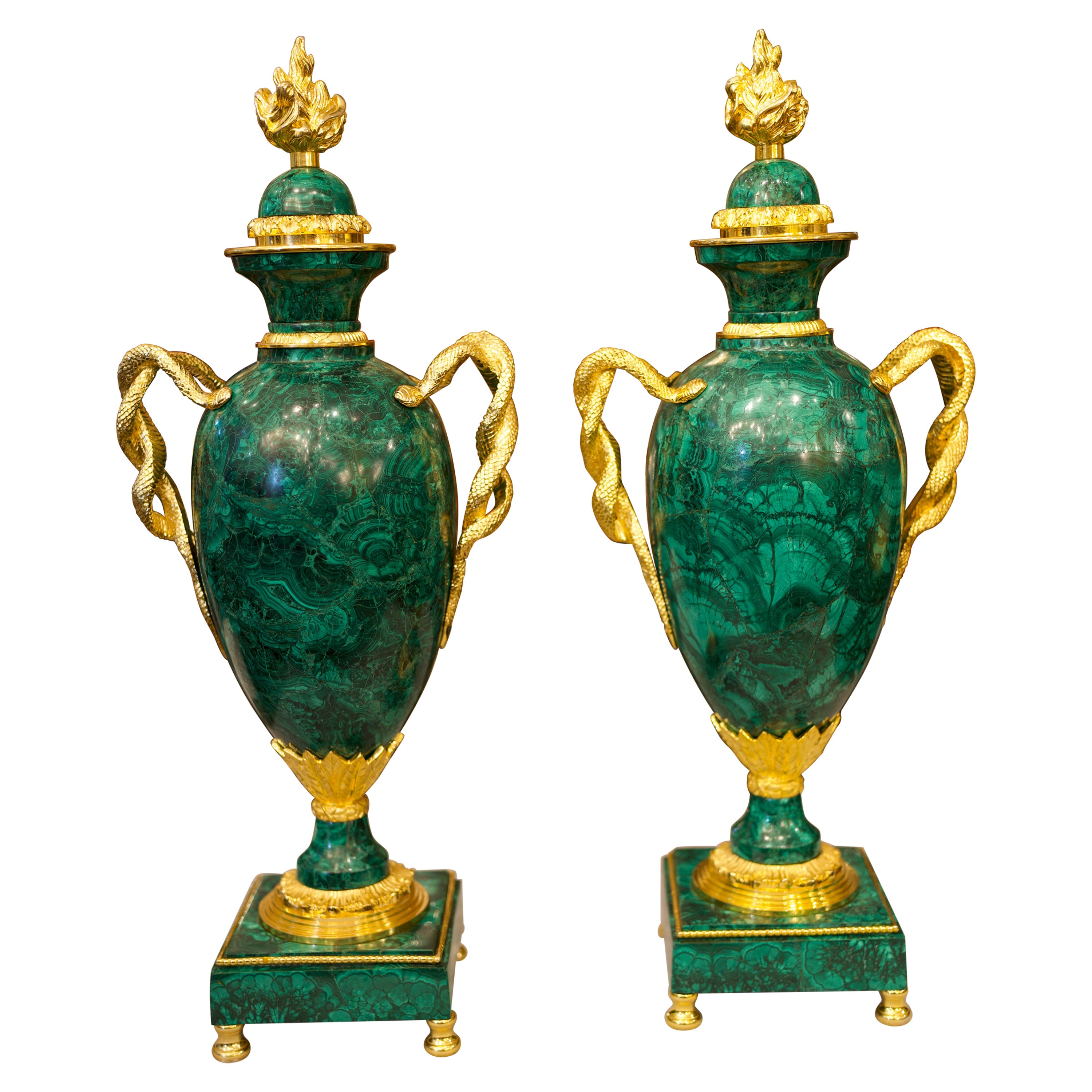 Paire de grands vases de style Empire en malachite montés en bronze doré en vente