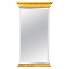 Miroir biseauté en bois doré de style néoclassique