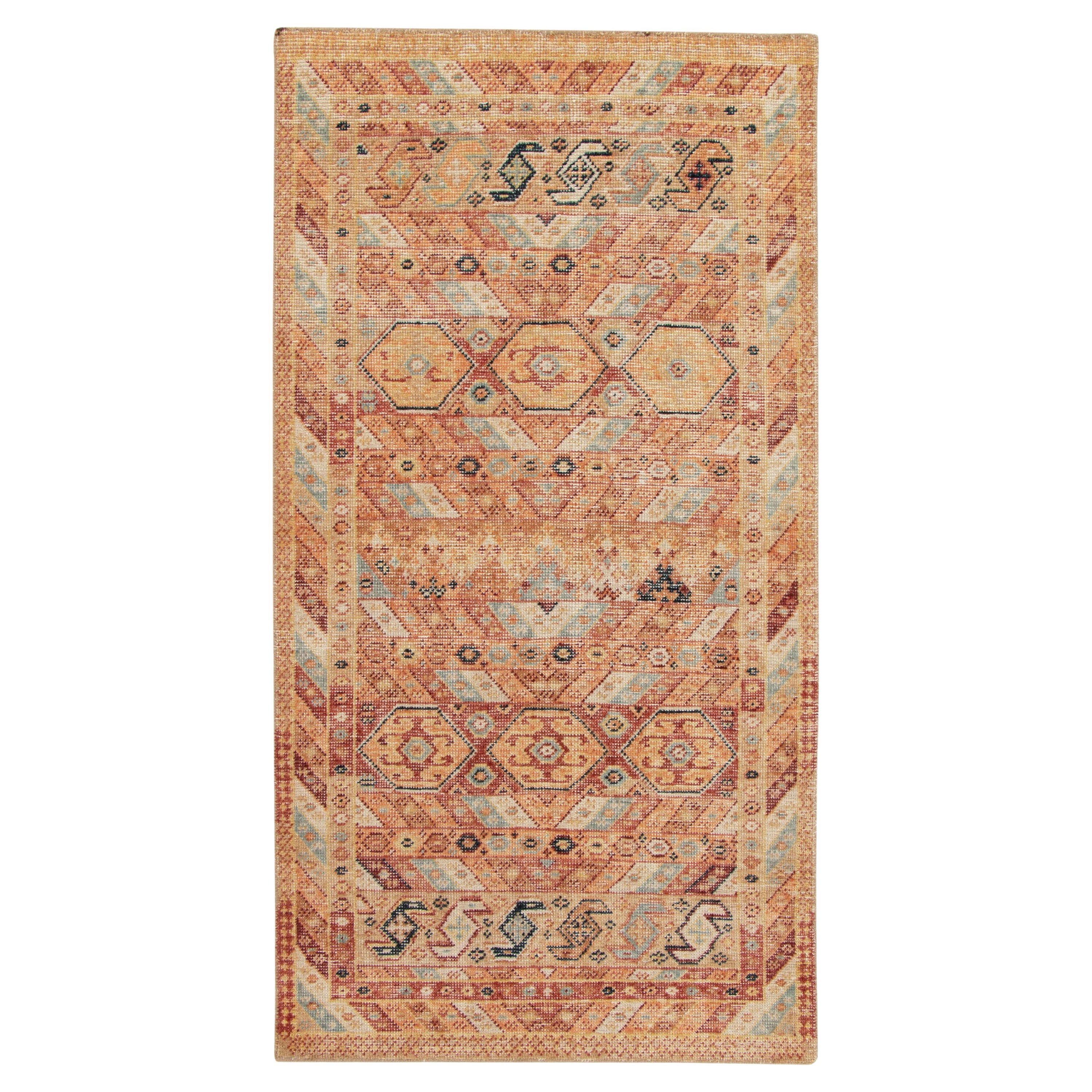 Alfombra Rug & Kilim de estilo desgastado con estampado tribal naranja, dorado y rojo