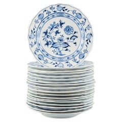 Douze assiettes plates anciennes en porcelaine bleue de Meissen peintes à la main avec oignons