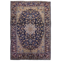 Tapis persan ancien en laine naturelle d'Ispahan bleu entièrement fait à la main