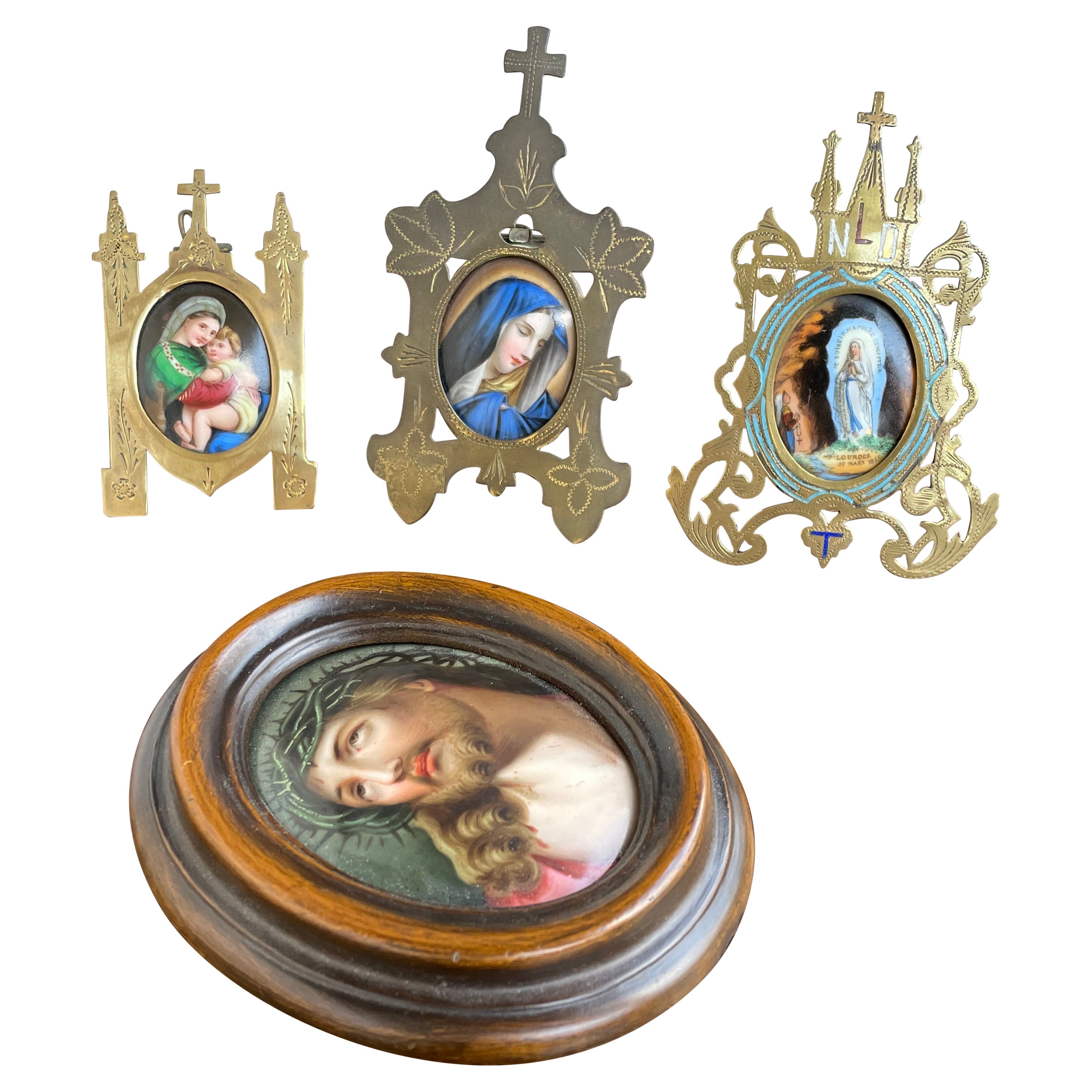 Rare ensemble de 4 tableaux anciens de saints miniatures, 3 dans des cadres gothiques en laiton 1890 en vente