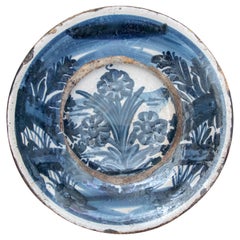 Piatto in ceramica spagnola del XVIII secolo con fiori