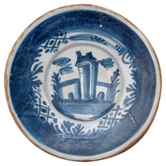 Piatto in ceramica spagnola del XVIII secolo con scena architettonica