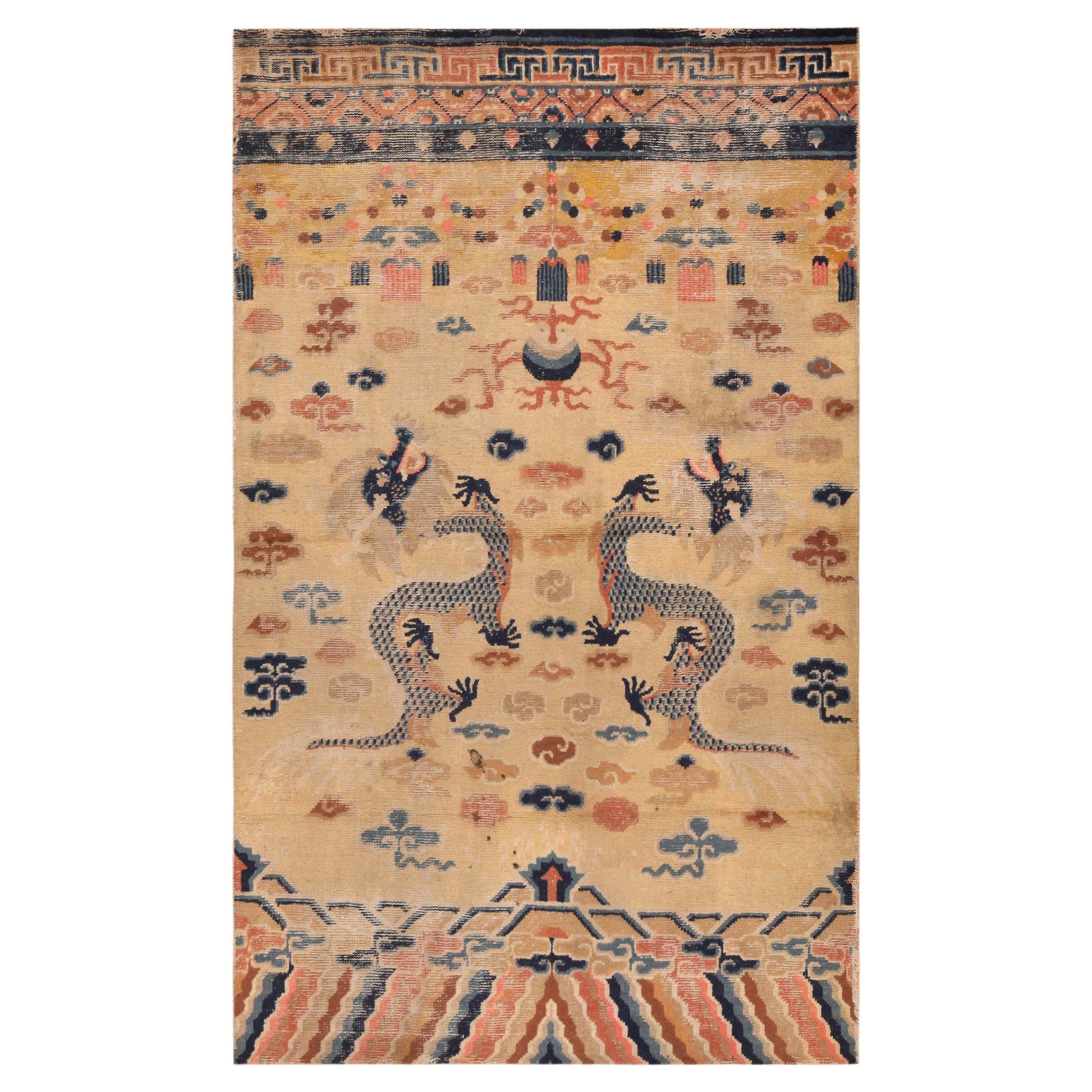 Antiker chinesischer Teppich im Drachendesign. 4 ft 4 in x 6 ft 10 in