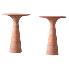 Paire de tables d'appoint contemporaines raffinées en marbre Travertino Rosso