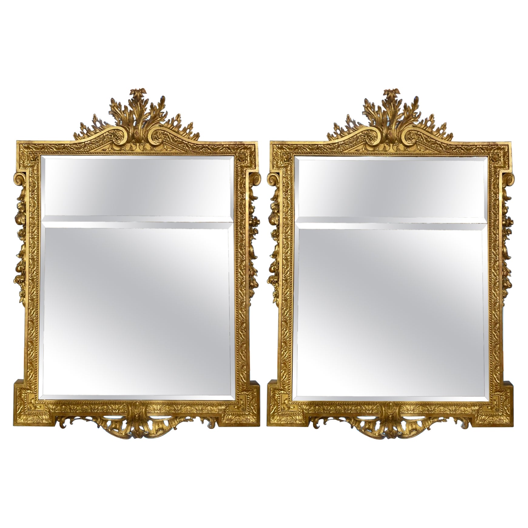 Paar französische Louis-XVI-Spiegel aus vergoldetem Holz mit abgeschrägten Spiegeln, um 1940.