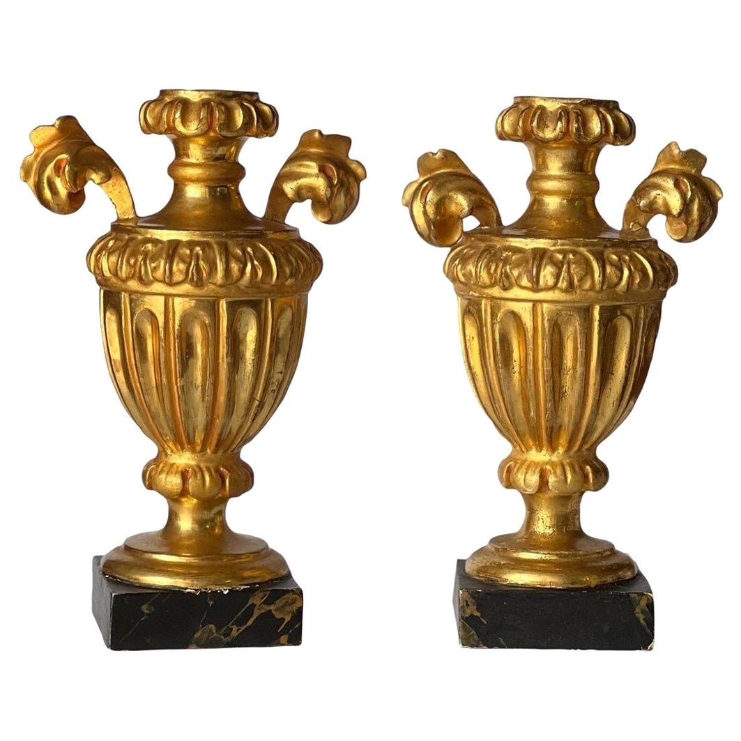 Paire d'urnes ornementales néoclassiques italiennes en bois doré sculpté sur socle en faux marbre en vente