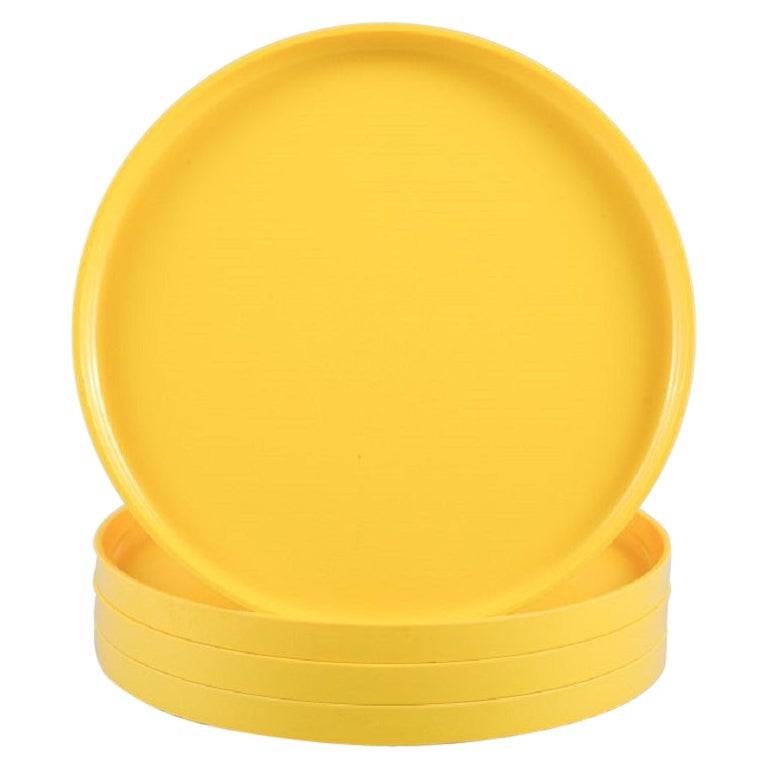 Massimo Vignelli for Heller, Italy. A set of 4 dinner plates in yellow melamine For Sale