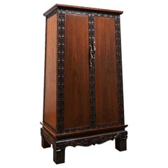 Armoire trapézoïdale chinoiseries sculptée à la main en bois de rose de Bangkok, Thaïlande