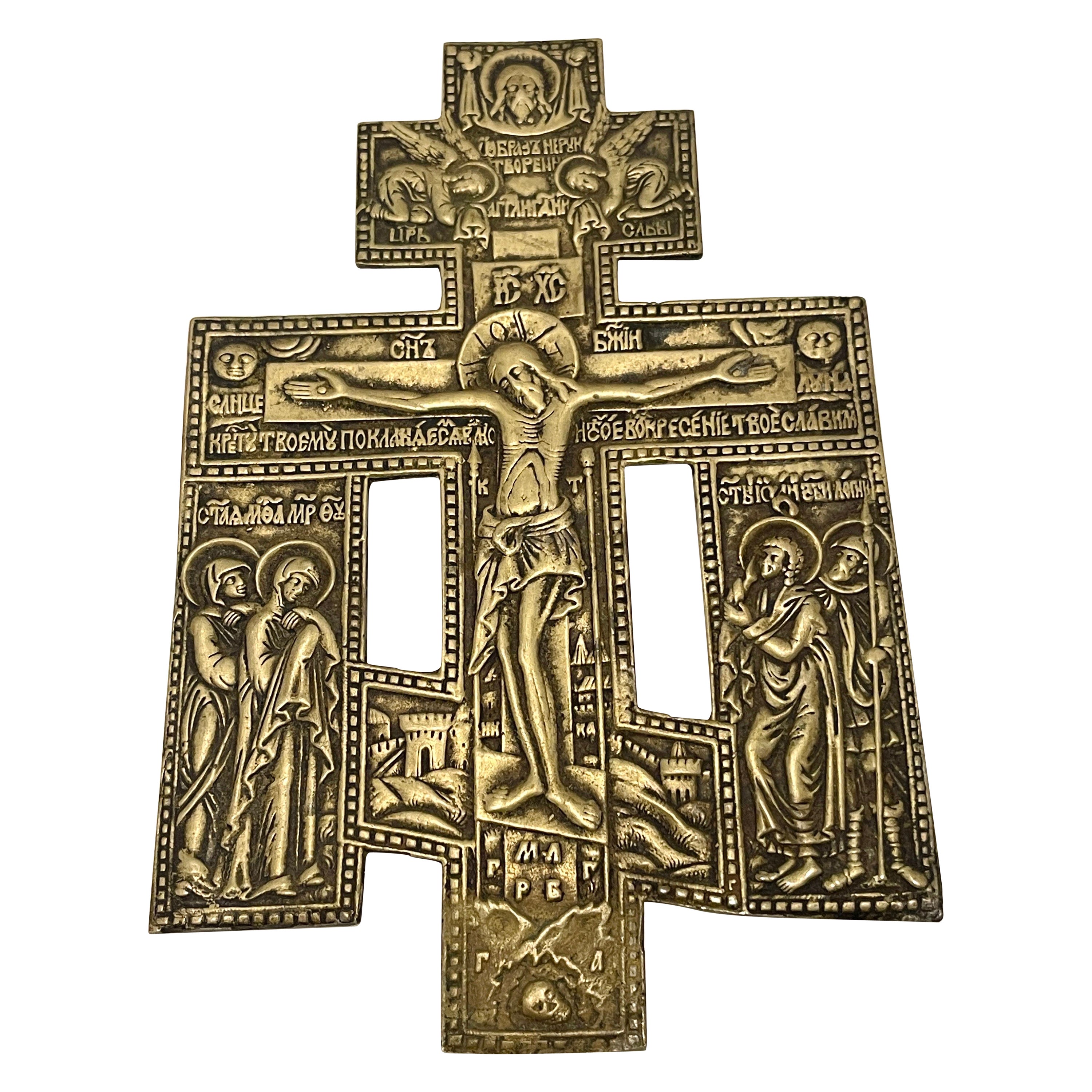Ancienne croix ou crucifix chrétienne russe en bronze doré orné de façon ornementale