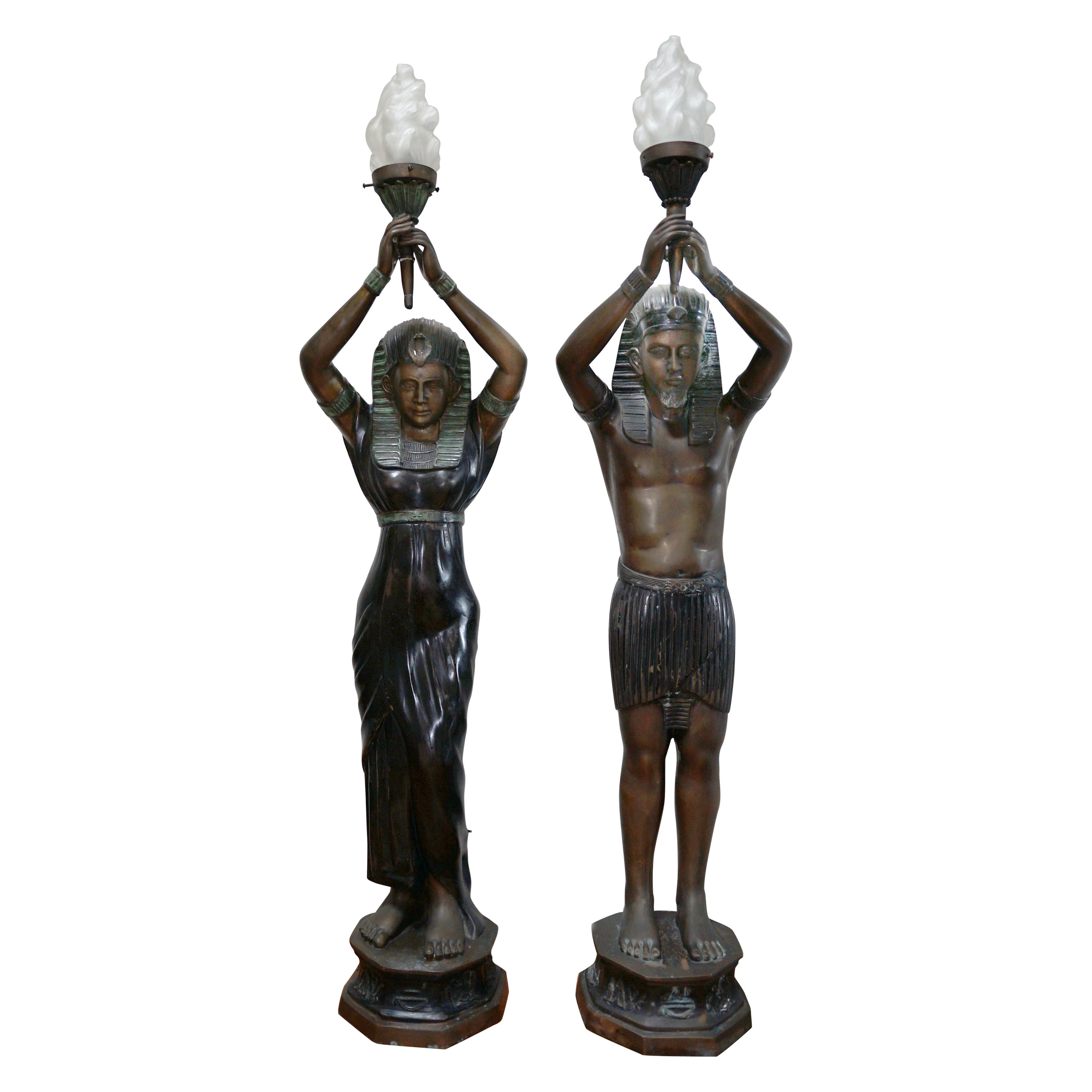 Paar lebensgroße Art-Déco-Bronze- Pharaonen- Verdigris-Lampenstatuen mit Fackeln